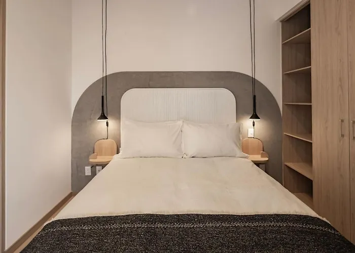 Radiant 2br 2ba, Ac, Pool, Jacuzzi, Gym & Roof Garden Apartment