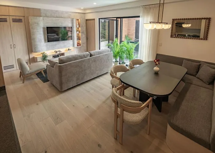 Radiant 2br 2ba, Ac, Pool, Jacuzzi, Gym & Roof Garden