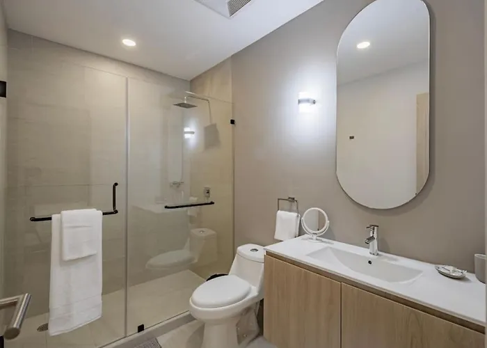 Radiant 2br 2ba, Ac, Pool, Jacuzzi, Gym & Roof Garden Apartment