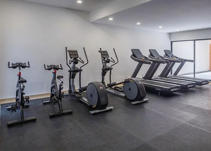 Radiant 2br 2ba, Ac, Pool, Jacuzzi, Gym & Roof Garden Apartment