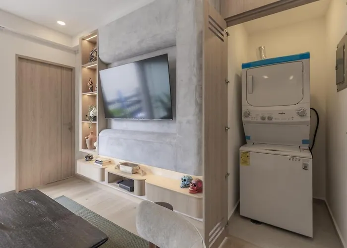 Radiant 2br 2ba, Ac, Pool, Jacuzzi, Gym & Roof Garden Apartment